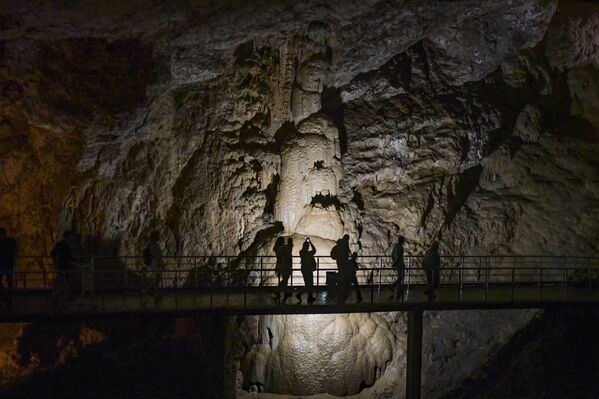 Посетители с удовольствием делают фотографии в пещере.  - Sputnik Абхазия