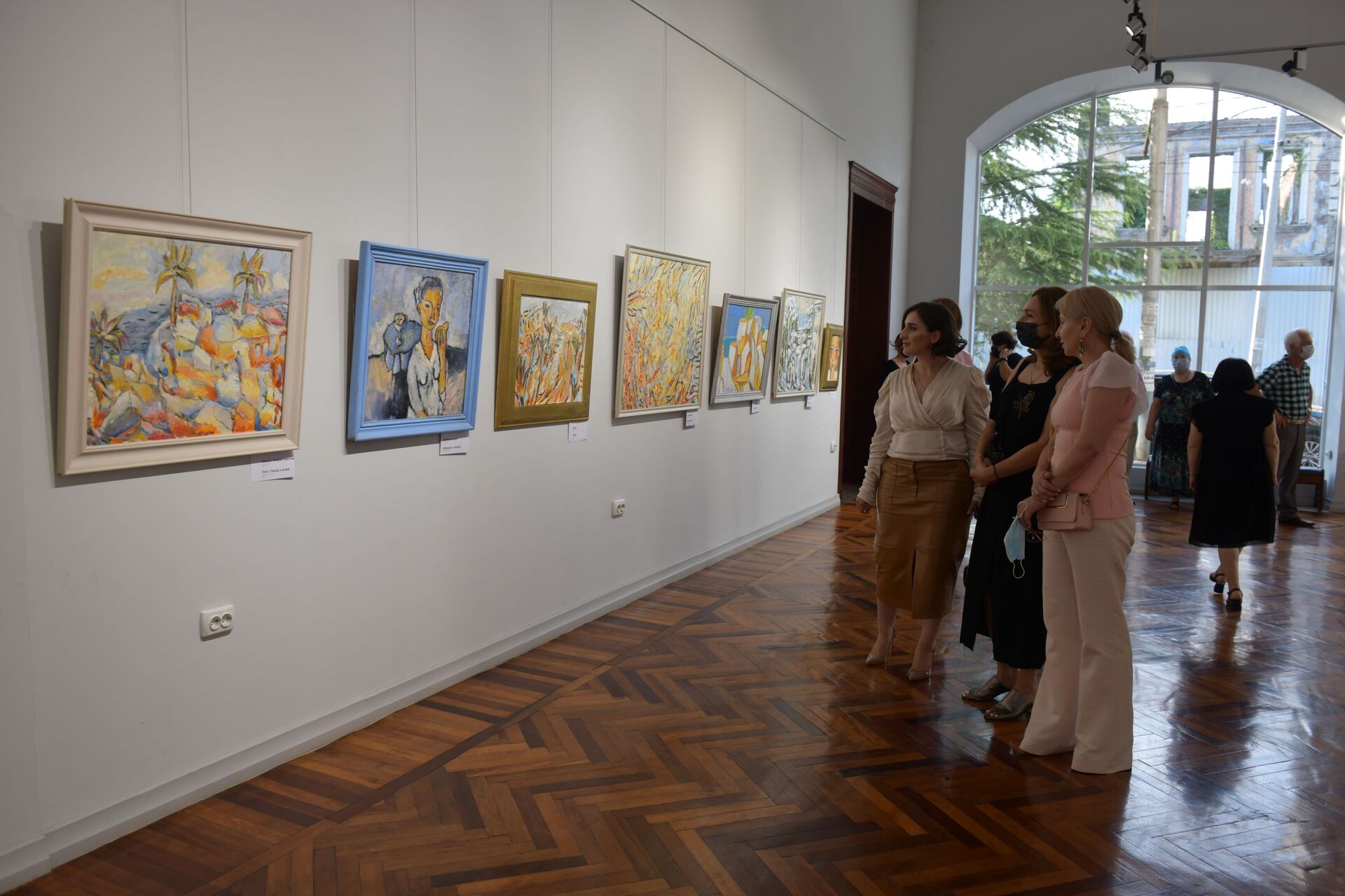 Персональная выставка художницы Мадины Бигуаа открылась в ЦВЗ Сухума - Sputnik Абхазия, 1920, 02.07.2021