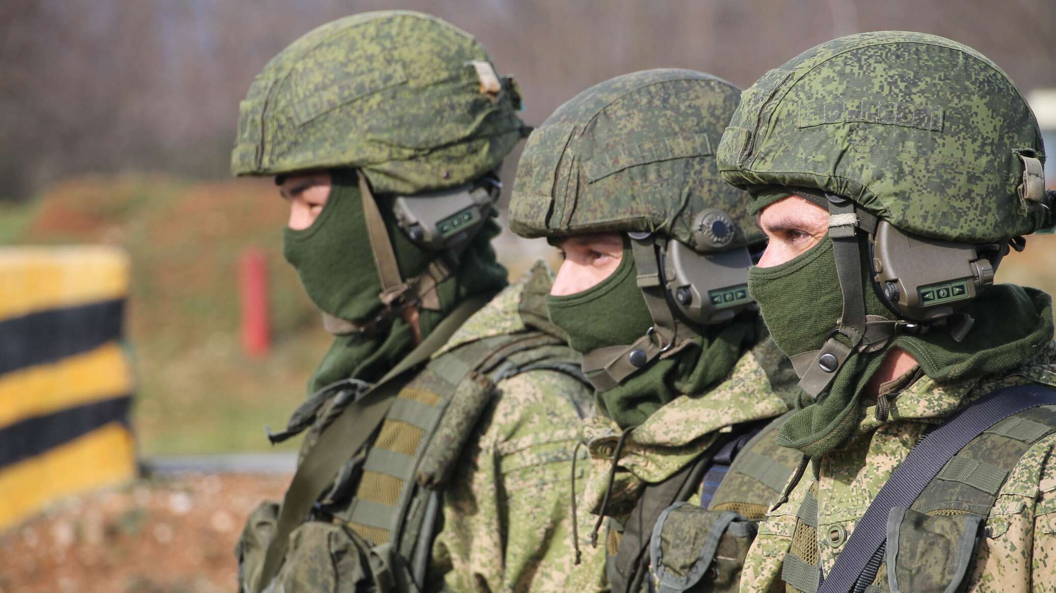 Начало учений. Разведчики в Абхазии. Солдат в горах Абхазии. Русские военные в горах.