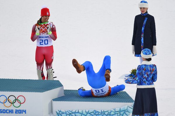 Итальянский горнолыжник Кристоф Иннерхофер упал во время церемонии награждения победителей соревнований на горнолыжном курорте Роза Хутор во время Зимних Олимпийских игр в Сочи, 2014 год - Sputnik Абхазия