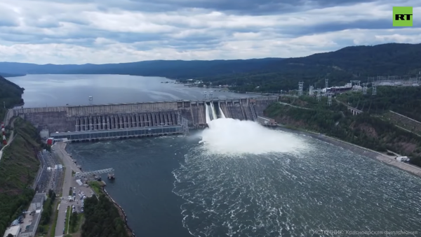 Сибирский юношеский оркестр филармонии сыграл на фоне водосброса Красноярской ГЭС - Sputnik Абхазия