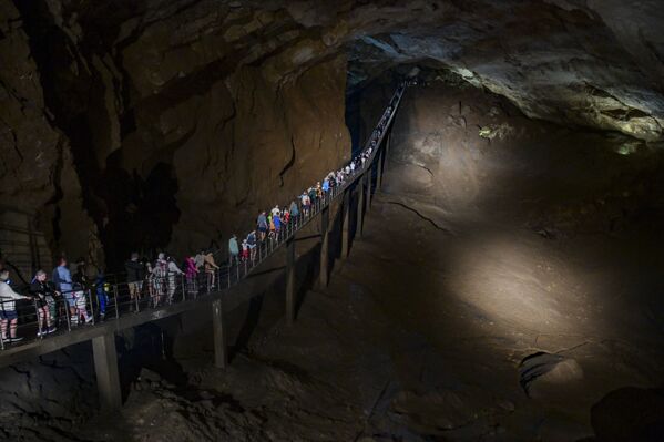 Новоафонскую пещеру обнаружил Гиви Смыр в 1961 году, а для посетителей ее открыли 4 июля 1975 года.  - Sputnik Абхазия