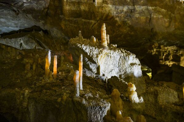 Температура воздуха в пещере +14 °С, температура воды – +10-11°С.  - Sputnik Абхазия