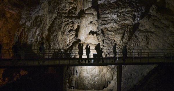 Туристы с удовольствием делают фотографии в пещере. - Sputnik Аҧсны