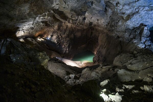 Здесь есть и красивые пещерные озера.  - Sputnik Абхазия