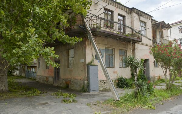 Сильный ветер в Сухуме повалил деревья и столбы, снес крыши домов  - Sputnik Абхазия