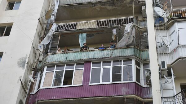 Сильный ветер в Сухуме повалил деревья и снес крыши домов  - Sputnik Абхазия