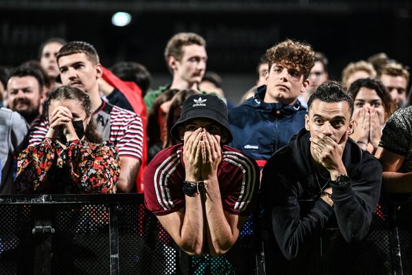 Болельщики Франции реагируют во время трансляции 1/8 финала футбольного матча ЕВРО-2020 - Sputnik Абхазия