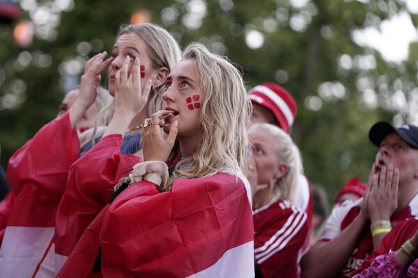 Болельщики Дании смотрят матч на большом экране в Тиволи в Копенгагене - Sputnik Абхазия