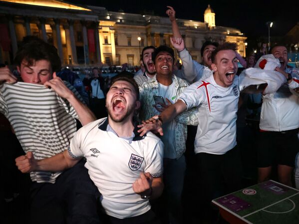 Болельщики Англии празднуют после матча - Sputnik Абхазия