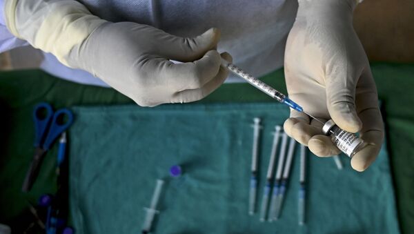 Медицинский персонал армии готовится к вакцинации человека дозой вакцины Pfizer-BioNTech против коронавируса Covid-19 - Sputnik Аҧсны