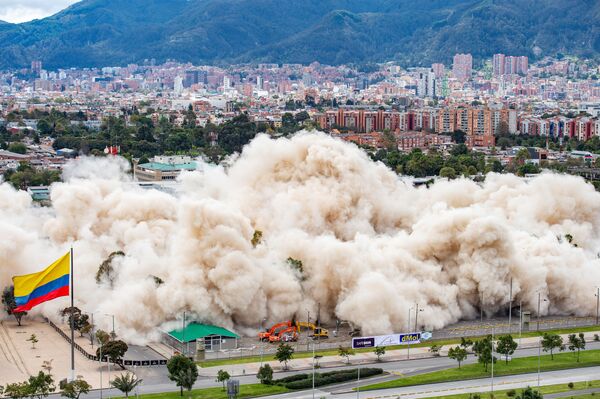 Здание министерства обороны Колумбии сносится в результате контролируемого взрыва в Боготе, Колумбия. - Sputnik Абхазия