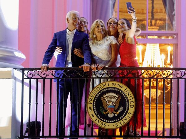 Президент США Джо Байден , первая леди Джилл, их дочь Эшли и внучки Финнеган и Наоми позируют фотографу во время празднования Дня независимости в Вашингтоне, США. - Sputnik Абхазия