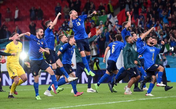 Игроки итальянской сборной после выхода в финал Евро-2020. - Sputnik Абхазия