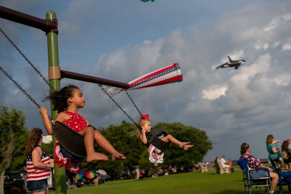 Дети качаются на качелях во время празднования Дня независимости на берегу озера Мандевиль в Мандевилле, штат Луизиана, США. - Sputnik Абхазия