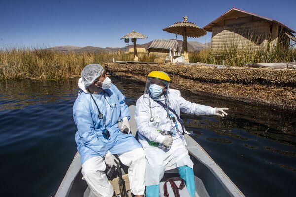 Медицинские работники прибывают на острова Урос для вакцинации граждан против коронавируса в Пуно, Перу. - Sputnik Абхазия