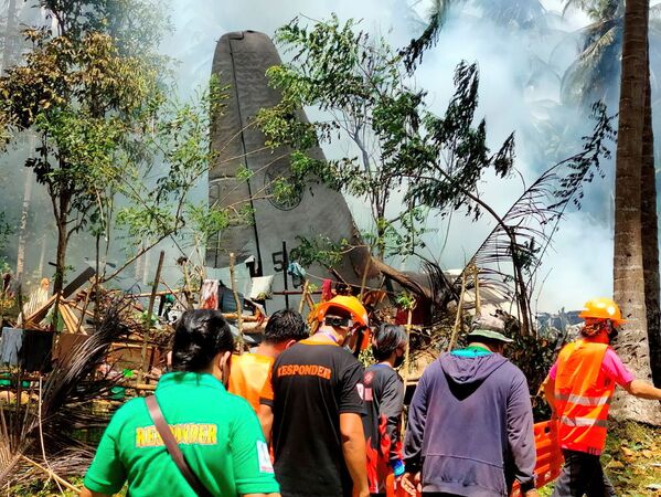 Самолет ВВС Филиппин Lockheed C-130 с солдатами разбился при посадке в Патикуле, провинция Сулу, Филиппины. - Sputnik Абхазия
