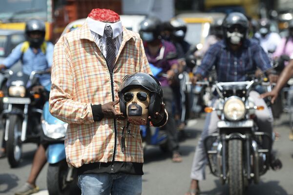 Волонтер в костюме мотоциклиста в Ченнаи, Индия. - Sputnik Абхазия