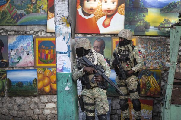 Солдаты патрулируют Петион Вилль, район, где жил покойный президент Гаити Жовенель Мойз, в Порт-о-Пренсе, Гаити. - Sputnik Абхазия