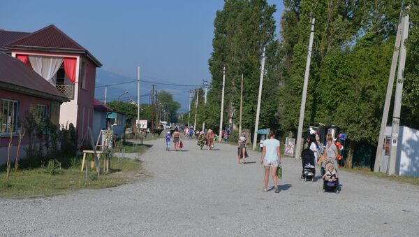 Туристы в селе Алахадзы  - Sputnik Абхазия