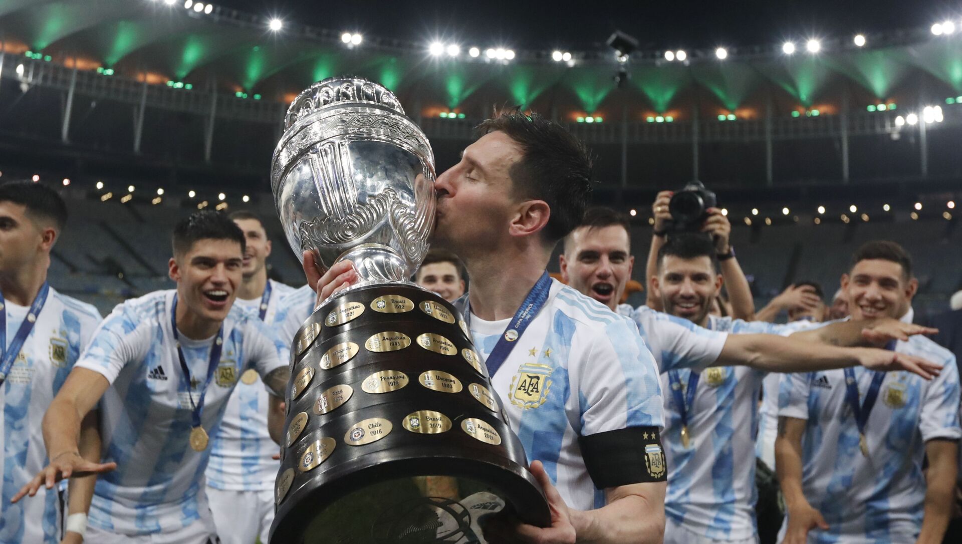 Лионель Месси из Аргентины целует трофей после победы над Бразилией 1: 0 в финальном футбольном матче Кубка Америки на стадионе Маракана в Рио-де-Жанейро, Бразилия, в субботу, 10 июля 2021 г - Sputnik Абхазия, 1920, 11.07.2021
