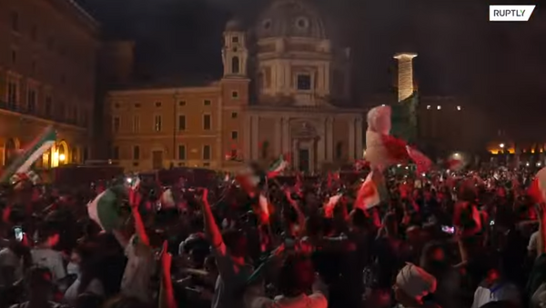 Болельщики сборной Италии по футболу празднуют победу в финале Евро-2020 - Sputnik Абхазия