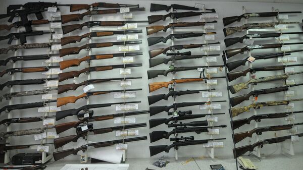 Работа магазина по продаже охотничьего оружия в Челябинске - Sputnik Абхазия