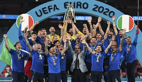 Сборная Италии празднует победу на пьедестале почета после победы в финале Евро-2020 - Sputnik Абхазия