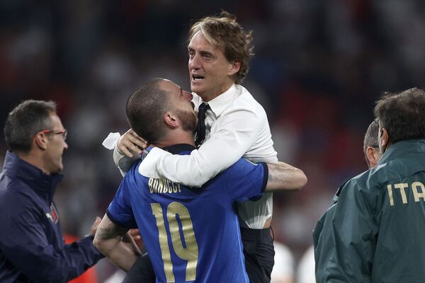 Роберто Манчини празднует с Леонардо Бонуччи после того, как Италия выиграла финальный матч чемпионата Европы по футболу 2020  - Sputnik Абхазия
