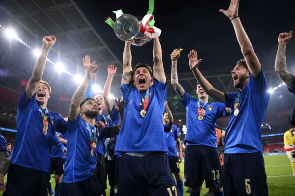 Итальянские игроки празднуют трофей после финального матча Евро-2020  - Sputnik Абхазия