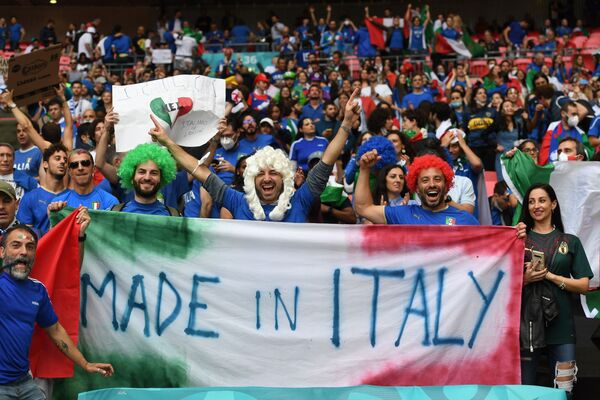 Итальянские болельщики приветствуют финальный матч Евро-202 - Sputnik Абхазия