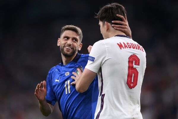 Итальянец Доменико Берарди и Гарри Магуайра из Англии во время финального матча Евро-2020 - Sputnik Абхазия