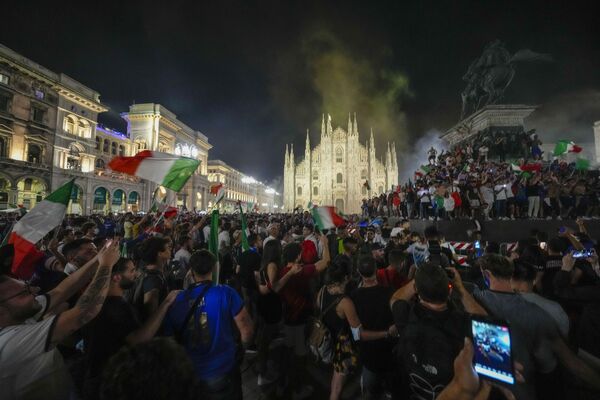 Итальянцы празднуют победу сборной на Евро-2020 - Sputnik Абхазия