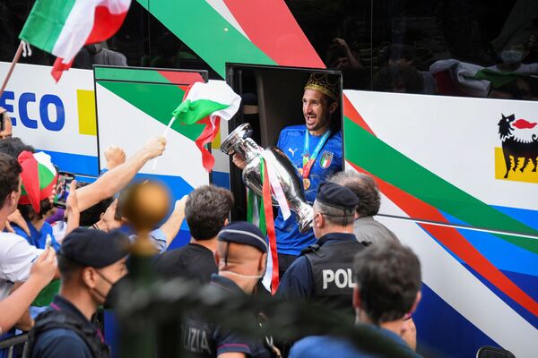 Игрок сборной Италии Джорджо Кьеллини с кубком выходит из автобуса у отеля Parco dei Principi после победы на Евро-2020 - Sputnik Абхазия