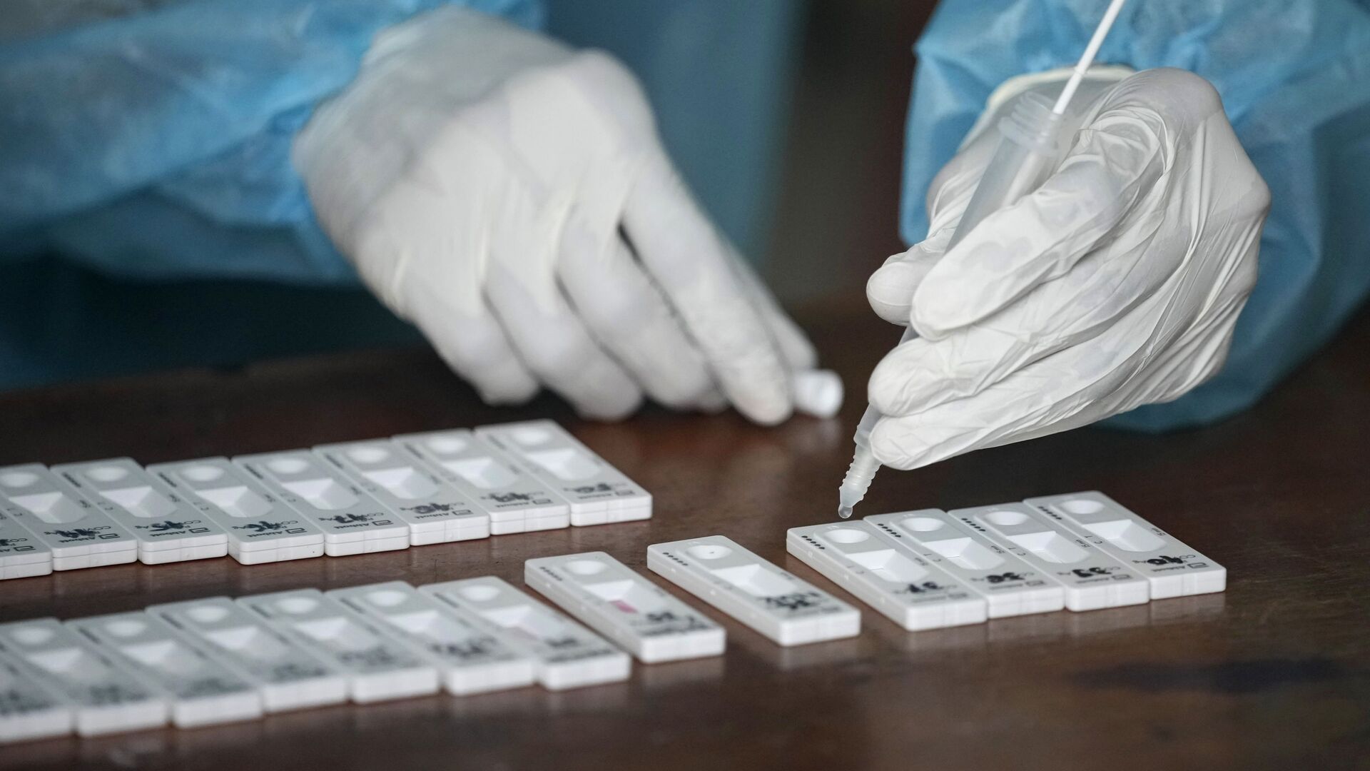 Медицинский работник проверяет образцы мазков из носа на коронавирус во время массового тестирования в Бекаси на окраине Джакарты - Sputnik Аҧсны, 1920, 28.08.2022