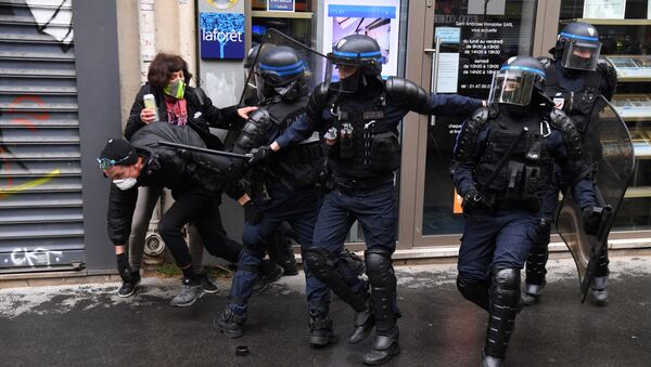 Столкновения полиции с демонстрантами во время ежегодного первомайского митинга (Дня труда) в Париже 1 мая 2021 - Sputnik Абхазия