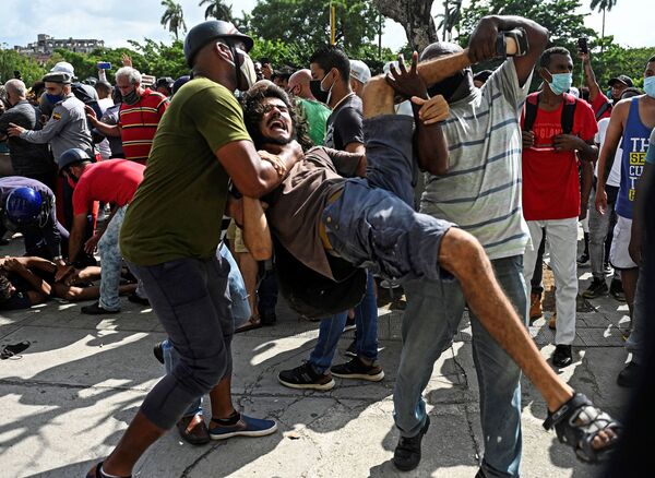 Мужчина арестован во время демонстрации против правительства кубинского президента Мигеля Диас-Канеля в Гаване  - Sputnik Абхазия