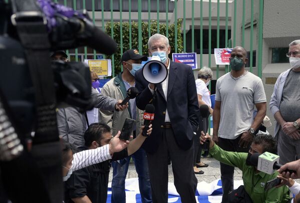 Посол Кубы выступает во время демонстрации в поддержку правительства кубинского президента Мигеля Диас-Канеля у здания посольства Кубы в Мехико  - Sputnik Абхазия