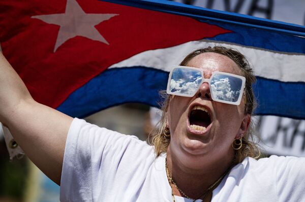 Женщина с кубинским флагом во время акции протеста перед Белым домом в Вашингтоне, США - Sputnik Абхазия