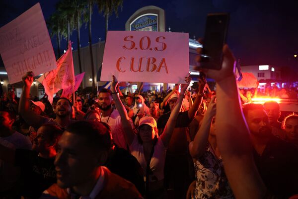Демонстрация в поддержку протестов на Кубе у кубинского ресторана в Майами, Флорида - Sputnik Абхазия