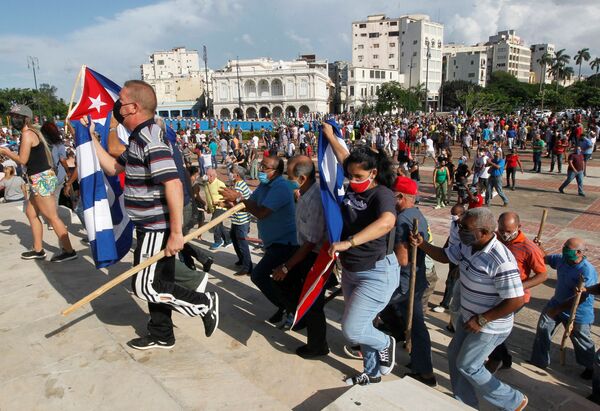 Сторонники правительства идут во время акций протеста в Гаване, Куба - Sputnik Абхазия