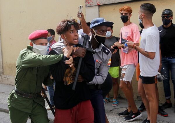 Полиция задерживает человека во время акций протеста в Гаване, Куба  - Sputnik Абхазия