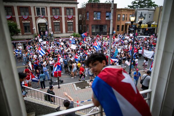 Члены кубинской общины маршируют и реагируют на сообщения о протестах на Кубе в Нью-Джерси, США  - Sputnik Абхазия