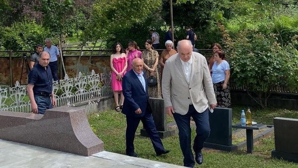 Президент Аслан Бжания возложил цветы к могиле видного государственного и партийного деятеля - Sputnik Аҧсны