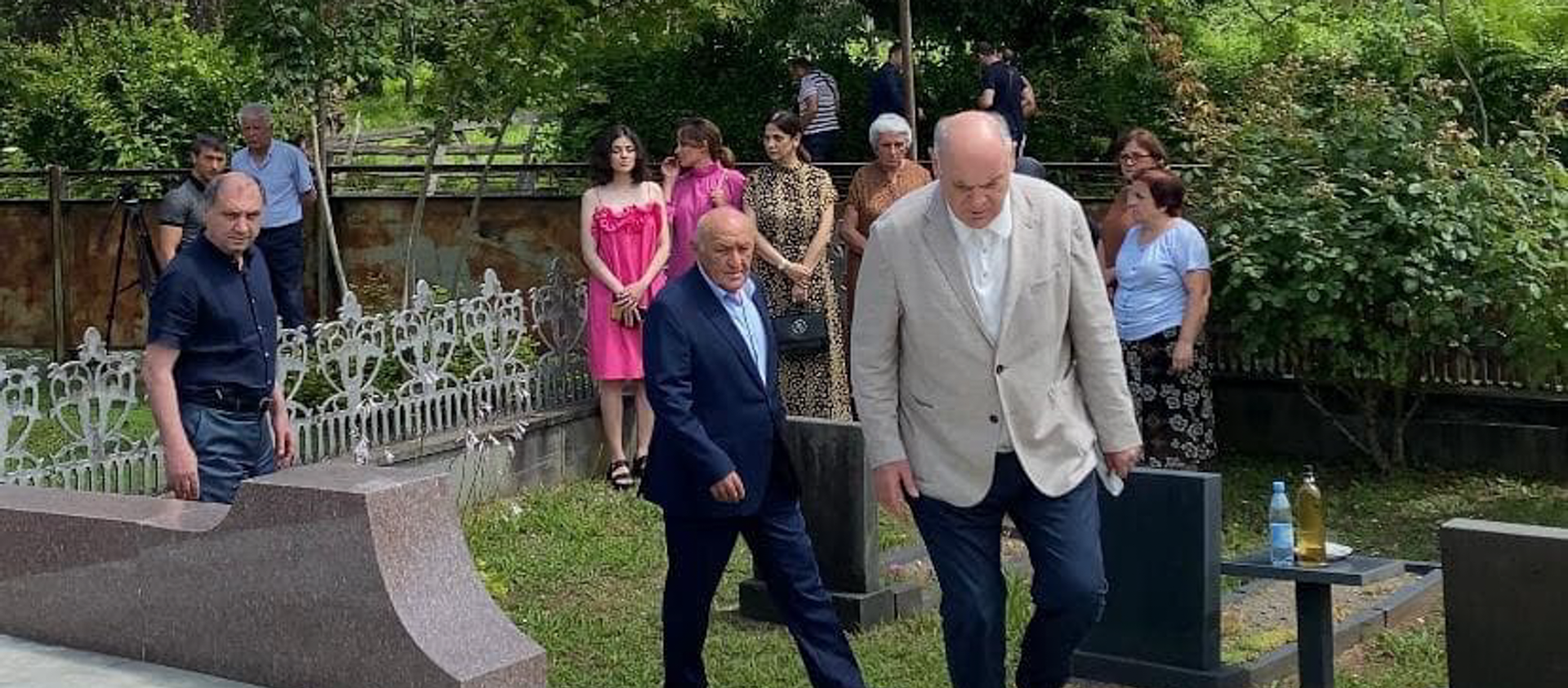 Президент Аслан Бжания возложил цветы к могиле видного государственного и партийного деятеля - Sputnik Абхазия, 1920, 15.07.2021