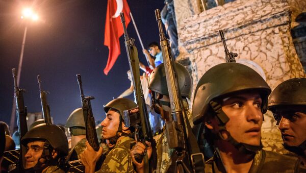 Турецкие солдаты остаются на площади Таксим, когда люди протестуют против военного переворота в Стамбуле  - Sputnik Абхазия