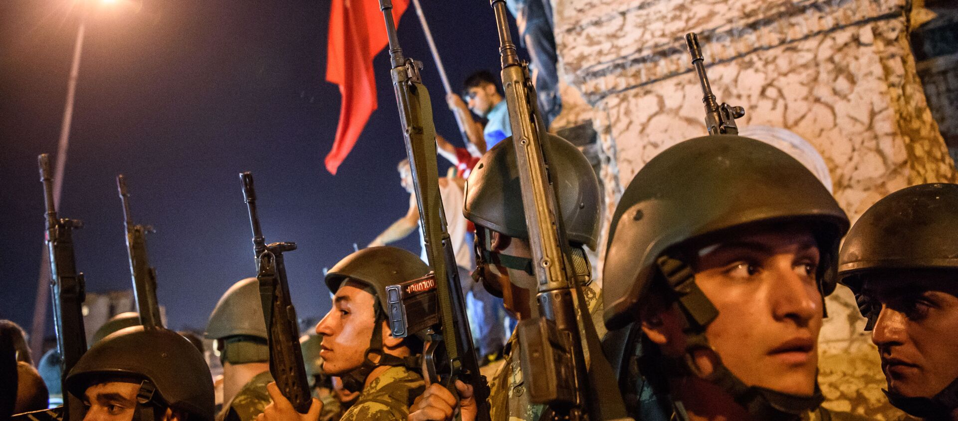 Турецкие солдаты остаются на площади Таксим, когда люди протестуют против военного переворота в Стамбуле  - Sputnik Абхазия, 1920, 15.07.2021