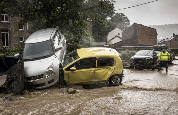Поврежденные машины на затопленной улице в Мери, Бельгия. - Sputnik Абхазия