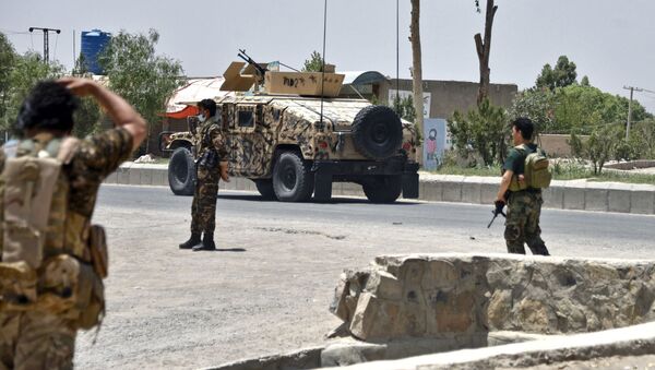 Афганские службы безопасности стоят на страже дороги на фоне продолжающейся борьбы между афганскими силами безопасности и боевиками Талибана в Кандагаре 9 июля 2021 г - Sputnik Абхазия