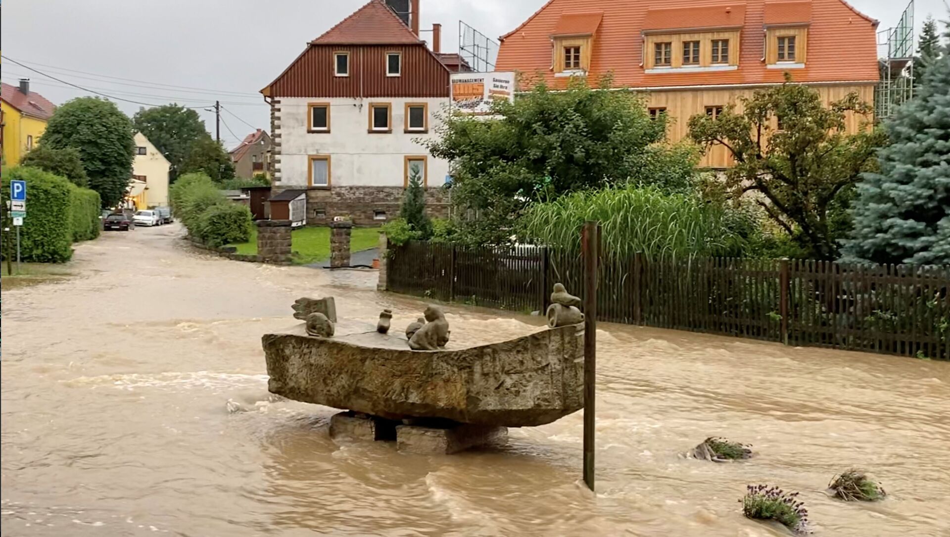 После проливных дождей в Райнхардтсдорф-Шона, Саксония, Германия, 17 июля 2021 года, паводковые воды текут по дороге. На этом снимке, сделанном 17 июля 2021 года в социальных сетях, есть видео, полученное REUTERS. - Sputnik Абхазия, 1920, 19.07.2021